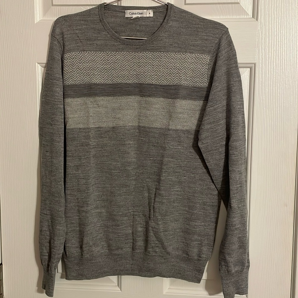 CK mens fine gauge knit sweater. Grey marl with chevron pattern across chest.